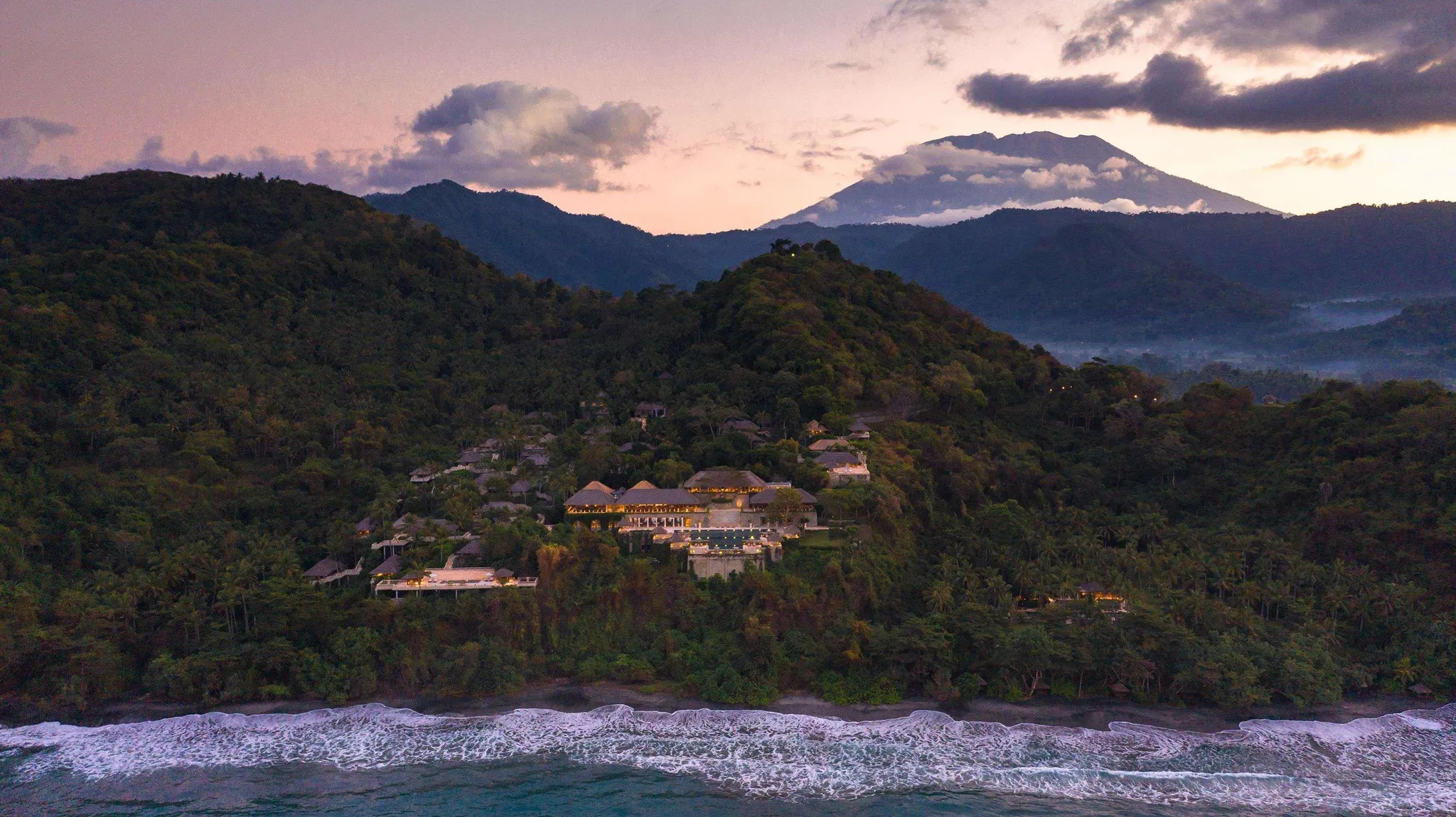 Retreat villa overlooking jungle and ocean